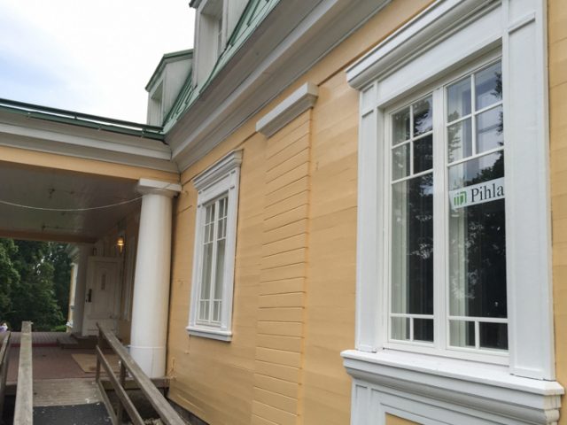 Kartanon ikkunat uudistettiin perinteitä arvostaen