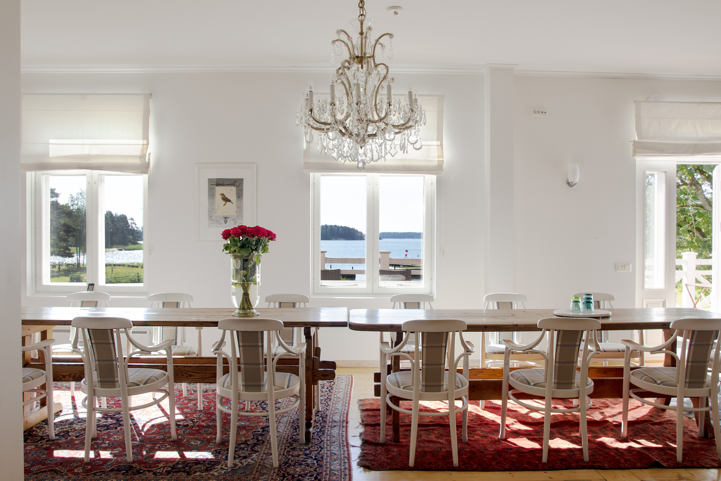 Perinnetalo meren rannalla