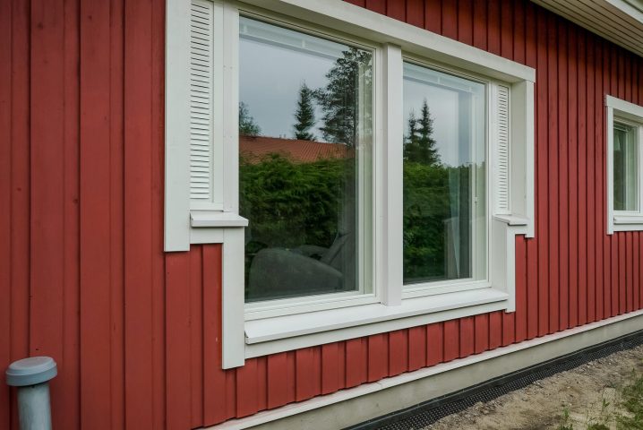 Uudet raikkaat Pihlat kaunistivat punaisen omakotitalon