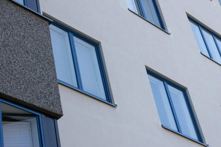 Urakkaneuvottelun tärkeys taloyhtiön ikkuna- ja oviremontin hankintaprosessissa