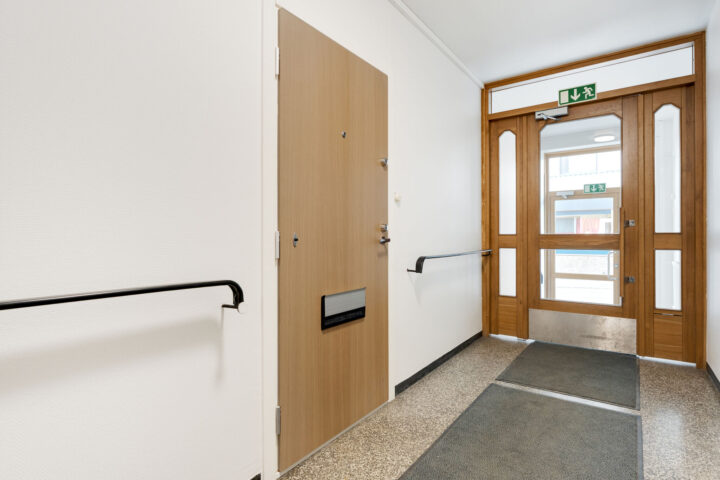 Keskustan kerrostalon ovet uusiksi – Moderni päivitys Tampereella 